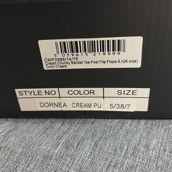 NIB PrettyLittleThing Women’s Sz 7 Cream Chunky Sandal Toe Flip Flops - Picture 2 of 6